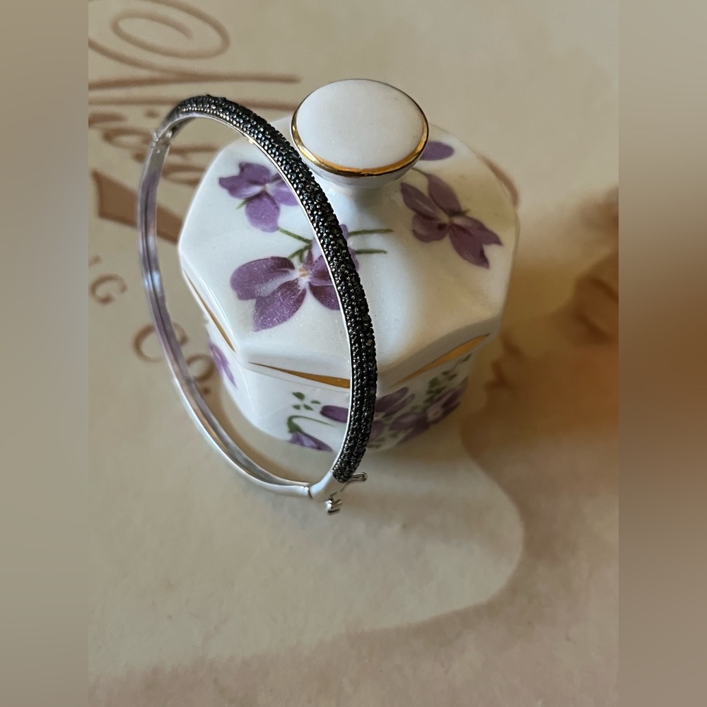 Elegant Black and Silver Bangle Bracelet
Victorian Townsend, Sterling Silver. - Picture 6 of 6